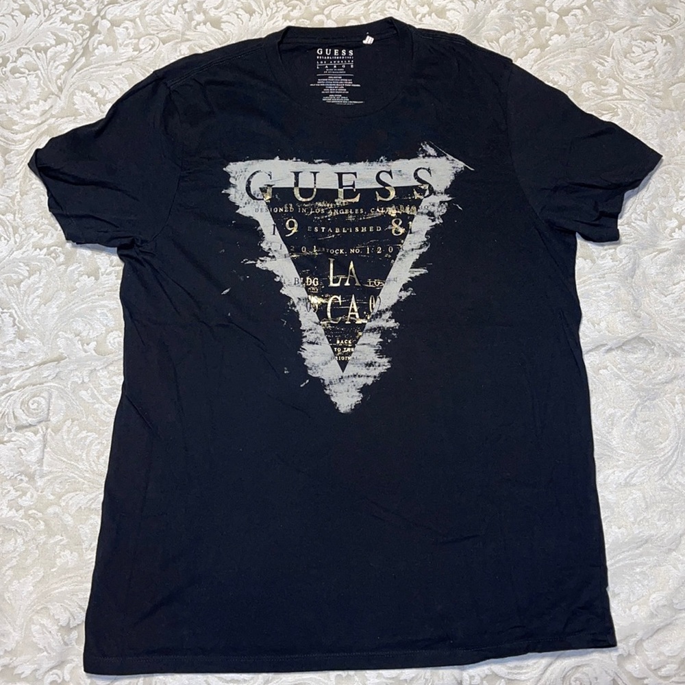 Mens Guess V-neck Tee. Size Large. New without tags.